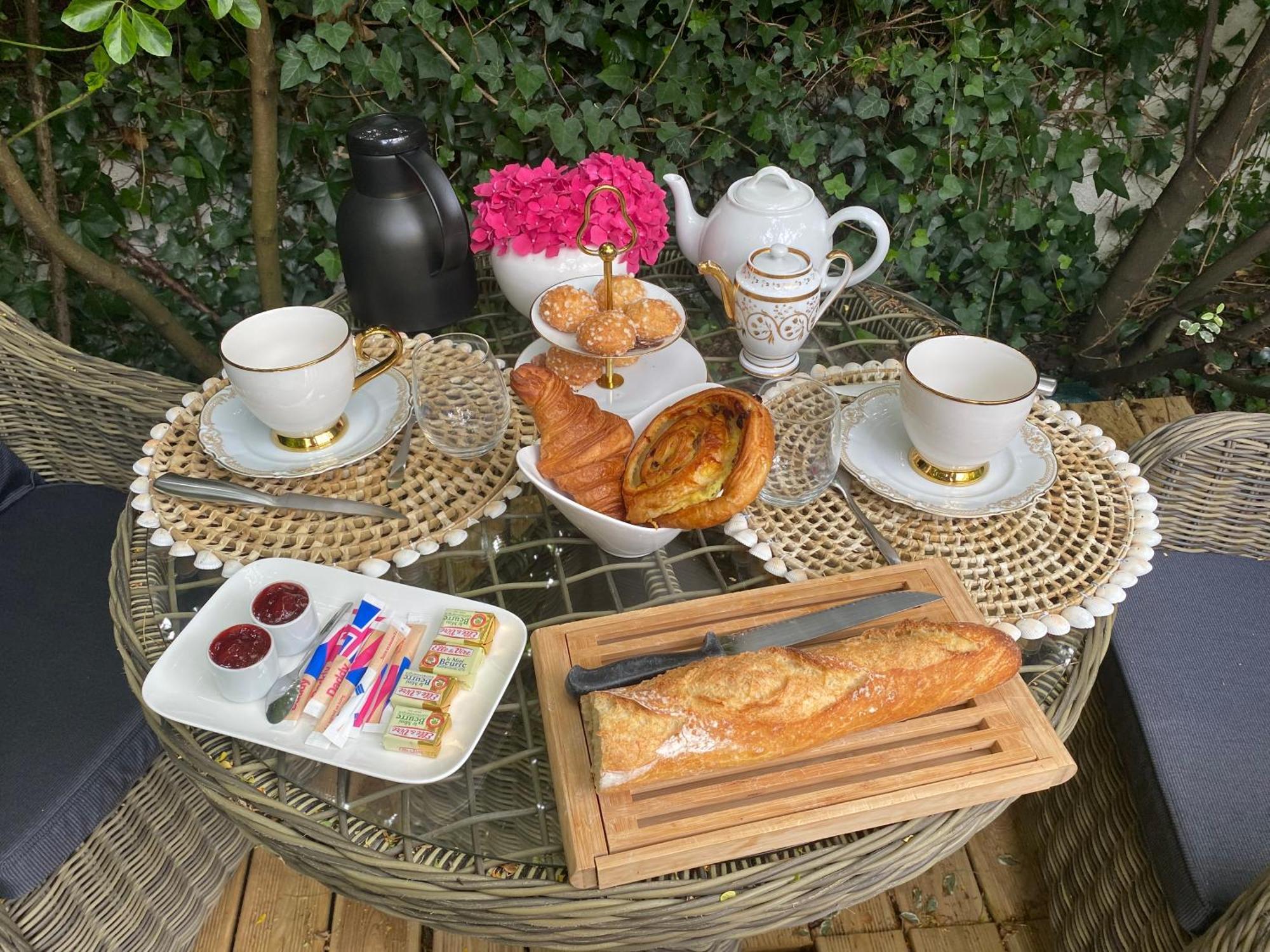 Bed and Breakfast Chez Patou Лаваль Экстерьер фото
